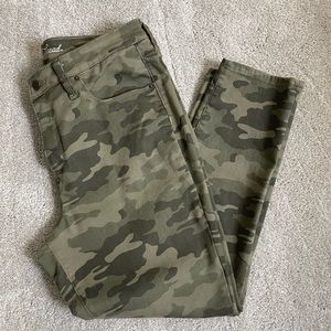 Universal Thread brand cropped skinny jeans! New, never worn!